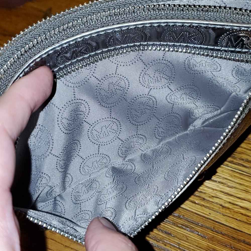 Michael Kors wristlet - Picture 6 of 7